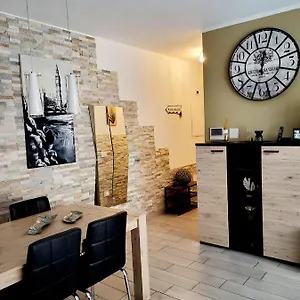 Apartamento Prime - Large Independent Apartment, Air Conditioning, 2 Bathrooms, 2 Free Covered Parking Spaces, No Restricted Traffic Zone, Train Station 100m, Theatre 150m, Historic Centre, Varese